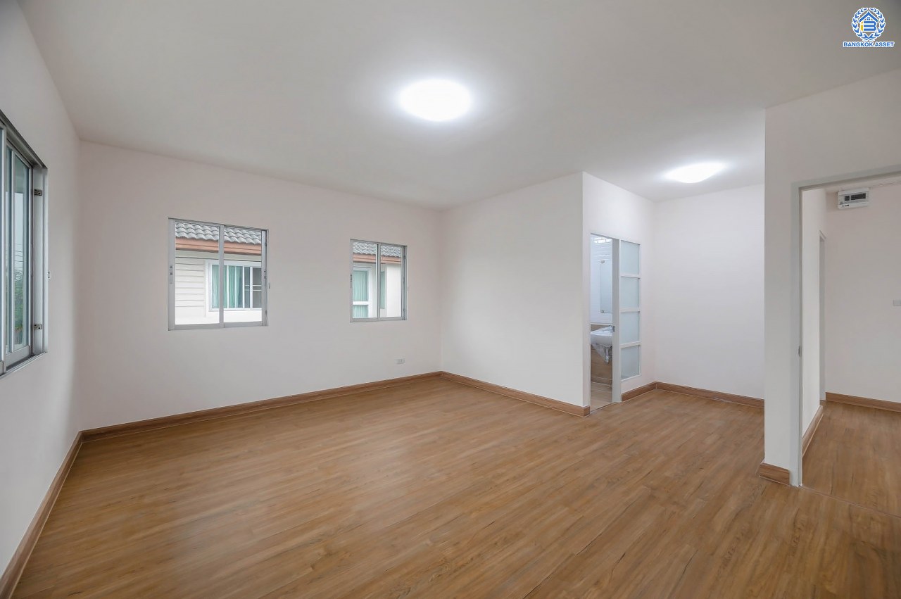 บ้านมือสองตกแต่งใหม่ โครงการ พฤกษ์ลดา พุทธสาคร จากแบรนด์ LH ตัวบ้านใกล้สวนสาธารณะ รองรับทุกความสุขบนเนื้อที่ 53.9 ตร.ว. ฟังก์ชัน 3 ห้องนอน 3 ห้องน้ำ จอดรถได้ 2 คัน เชื่อมต่อถนนเพชรเกษม, ถนนพุทธมณฑลสาย4, ถนนบรมราชชนนี ใกล้รถไฟฟ้าสายสีน้ำเงิน "สถานีหลักสอง" และ The Mall บางแค